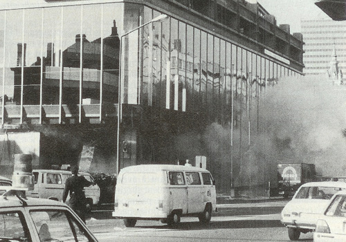Het gebouw van de Generale Bank na de aanslag van de CCC.