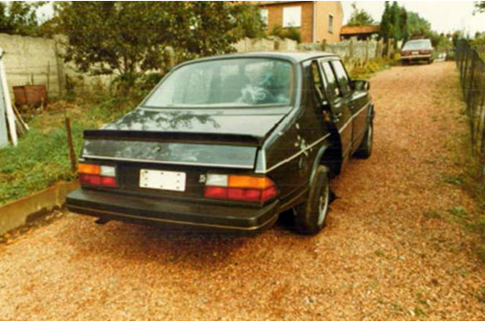 De Saab nadat hij door de politie werd gevonden.