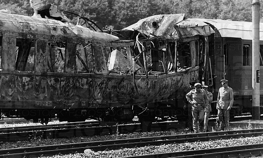 Een wagon na de bomaanslag op de trein Napels-Milaan in de tunnel van San Benedetto Val di Sambro.
