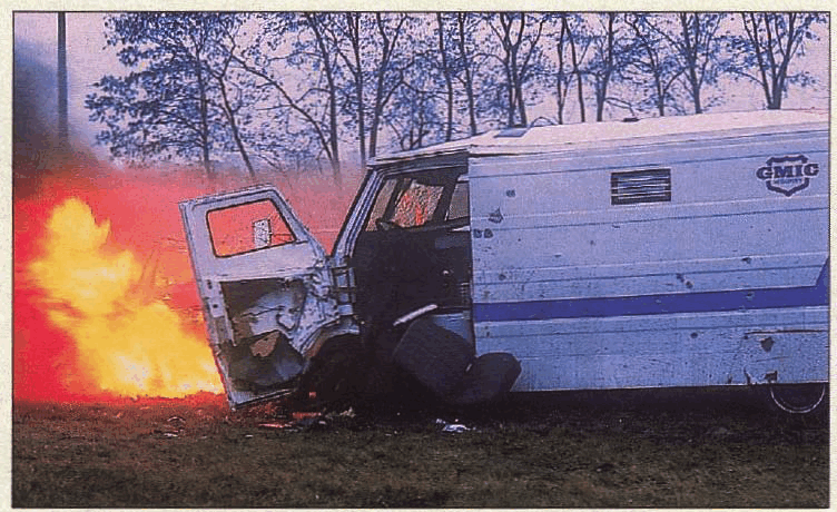 Een brandend geldtransport na een overval.