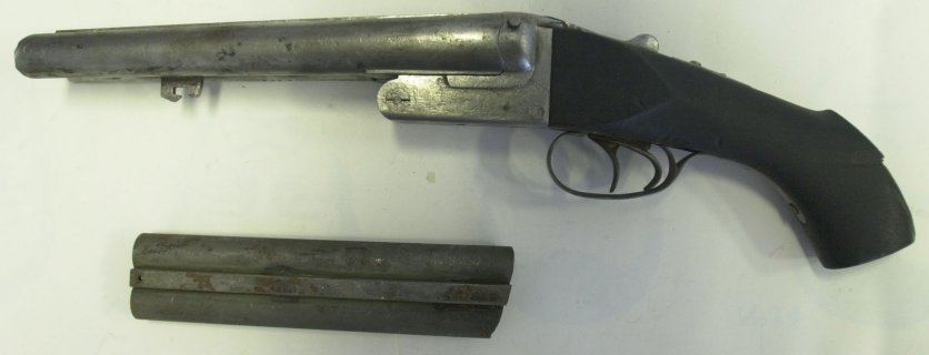 Het in Dinant gestolen jachtgeweer kaliber 10 nadat het werd teruggevonden in Ronquières.