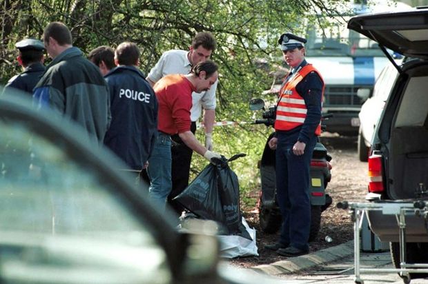 De politie verzamelt lichaamsdelen die werden achtergelaten door de "Slachter van Bergen".