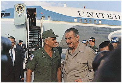 Generaal Westmoreland, naast Lyndon B. Johnson.
